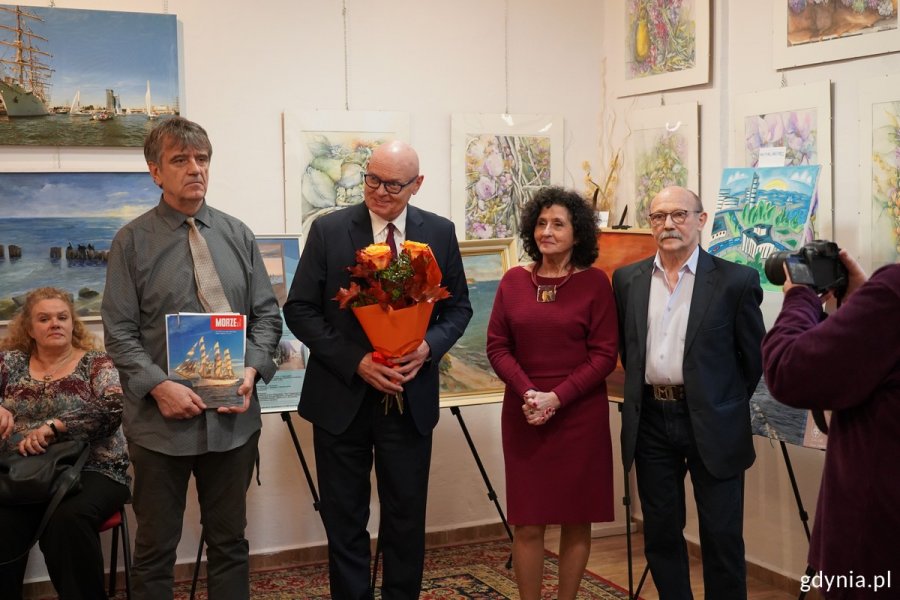 Na zdjęciu m.in.: Wojciech Pasko-Porys ze Stowarzyszenie Marynistów Polskich, Wojciech Kodłubański i artysta Marek Kogut