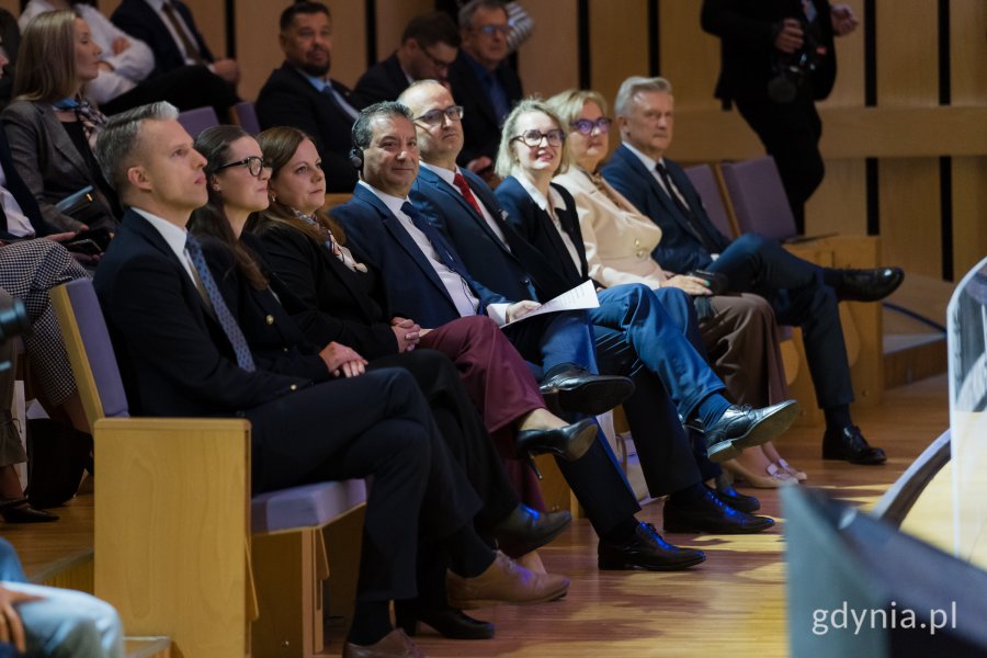 W pierwszym rzędzie siedzą (od lewej): Arkadiusz Marchewka, sekretarz stanu w Ministerstwie Infrastruktury, posłanka Wioleta Tomczak, Aleksandra Kosiorek, prezydent Gdyni, Gavin Gulia, ambasador Republiki Malty, Emil Rojek, wicewojewoda pomorski, radne Gdyni Agnieszka Tokarska i Teresa Bysewska oraz Sławomir Kalicki, lider Forum Gospodarki Morskiej Gdynia 2025 i prezes Inter Marine Group