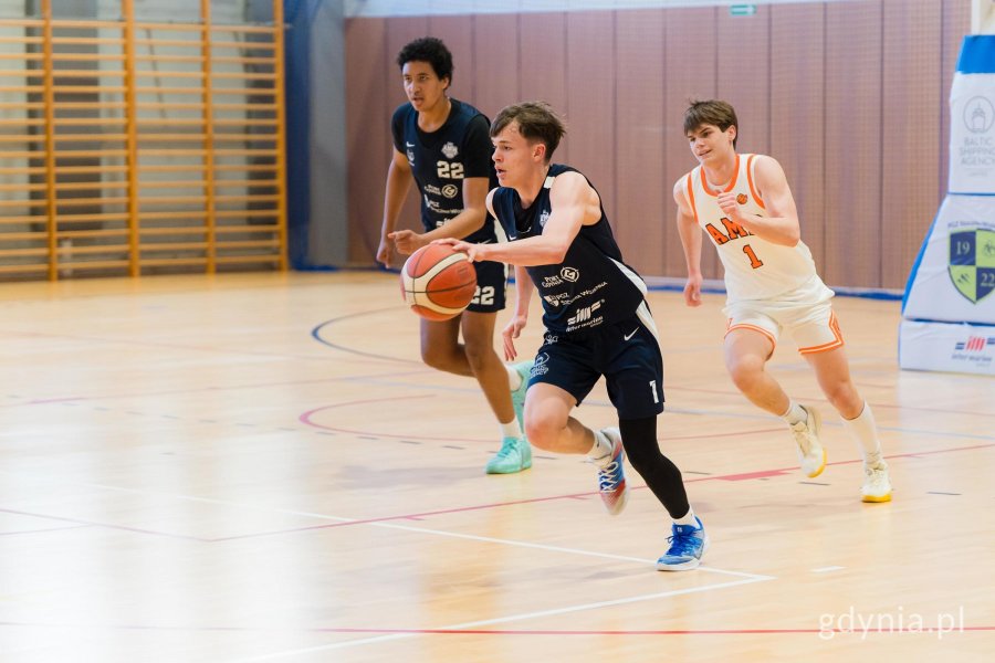 Koszykarze na boisku w trakcie meczu