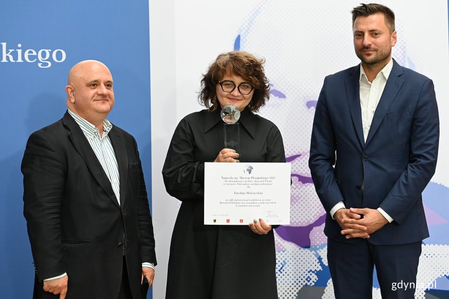 Ewelina Mokrzecka, laureatka nagrody. Statuetkę wręczyli: Jerzy Haszczyński z Rzeczpospolitej i Daniel Stenzel, rzecznik prasowy prezydent Gdańska // fot. Michał Puszczewicz