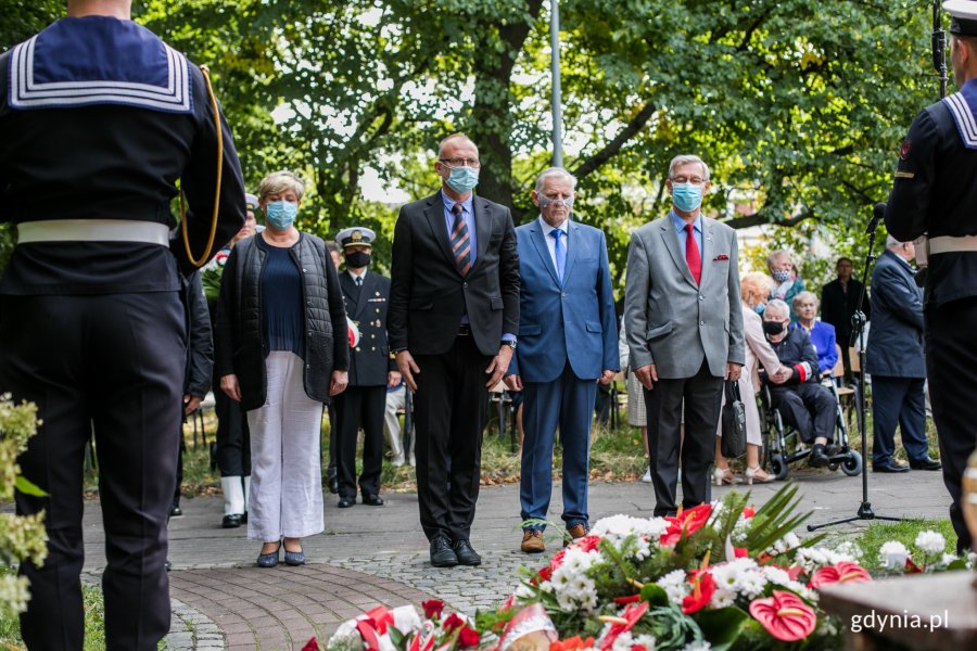 Kwiaty pod pomnikiem "W hołdzie zesłańcom Sybiru"  złożyła delegacja gdyńskich samorządowców (od lewej): radna Elżbieta Raczyńska, wiceprezydent Michał Guć oraz radni Krzysztof Chachulski i Zenon Roda // fot. Karol Stańczak