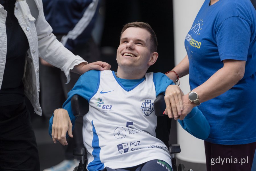 Zwodnik na wózku inwalidzkim