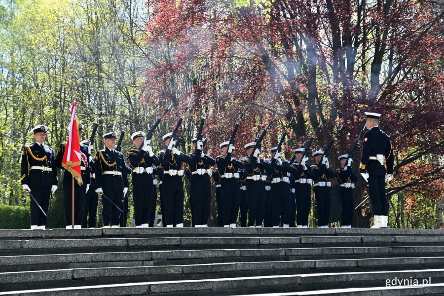 Żołnierze z Kompanii Reprezentacyjnej Marynarki Wojennej oddają salwę honorową podczas uroczystości z okazji 78. rocznicy zakończenia II wojny światowej // fot. Magdalena Czernek