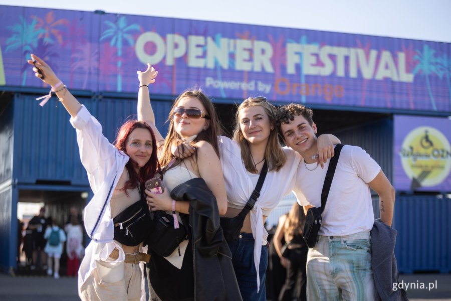 Uczestnicy Open'era przy bramie głównej prowadzącej na teren festiwalu // fot. Karol Stańczak