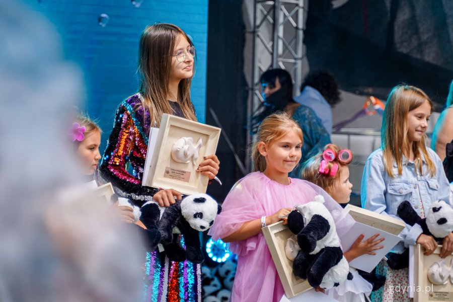 Nagradzani i wyróżniani uczestnicy Międzynarodowego Festiwalu Piosenki Gdynia Open (fot. Kamil Złoch)