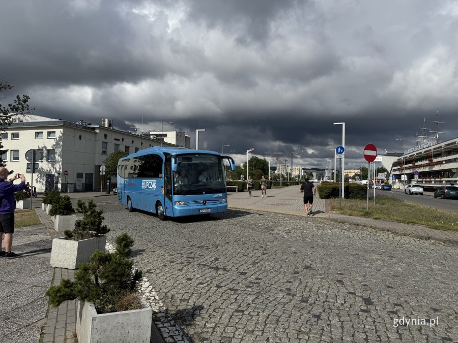 niebieski autokar wjeżdża na plac