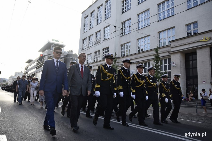 Na ulicach Gdyni odbył się capstrzyk poprzedzający Święto Marynarki Wojennej // fot. Paweł Kukla