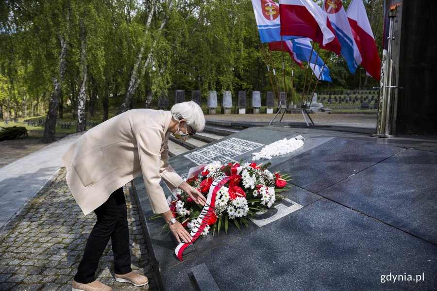 W samo południe przewodnicząca Rady Miasta Joanna Zielińska złożyła wieniec na cmentarzu im. Obrońców Wybrzeża/fot. Przemysław Kozłowski