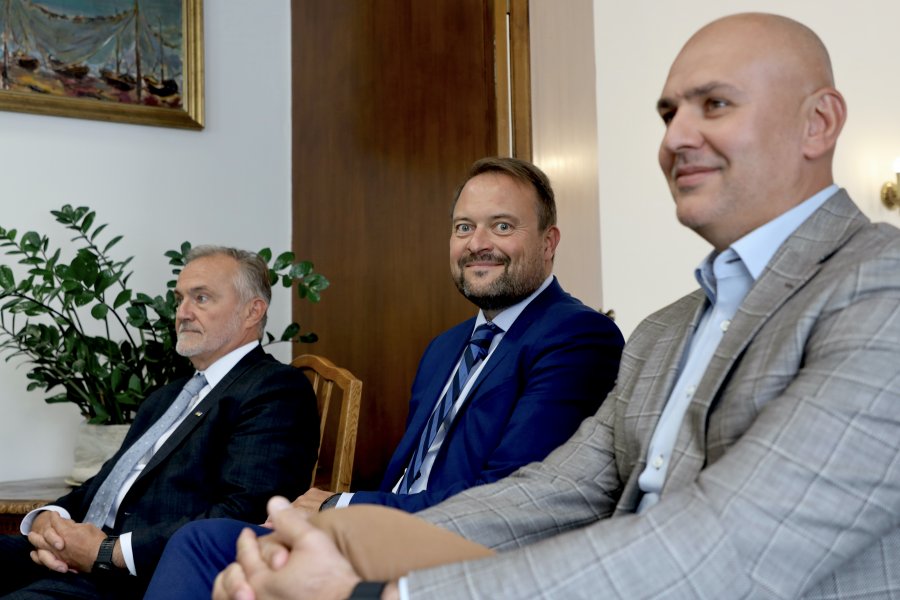 Prezydent Wojciech Szczurek, wiceprezydent Marek Łucyk i dyrektor Rafał Klajnert - uroczyste wręczenie nominacji dla kadry kierowniczej nowej struktury pionu skarbnika w Urzędzie Miasta Gdyni / fot. Paweł Marszałkowski