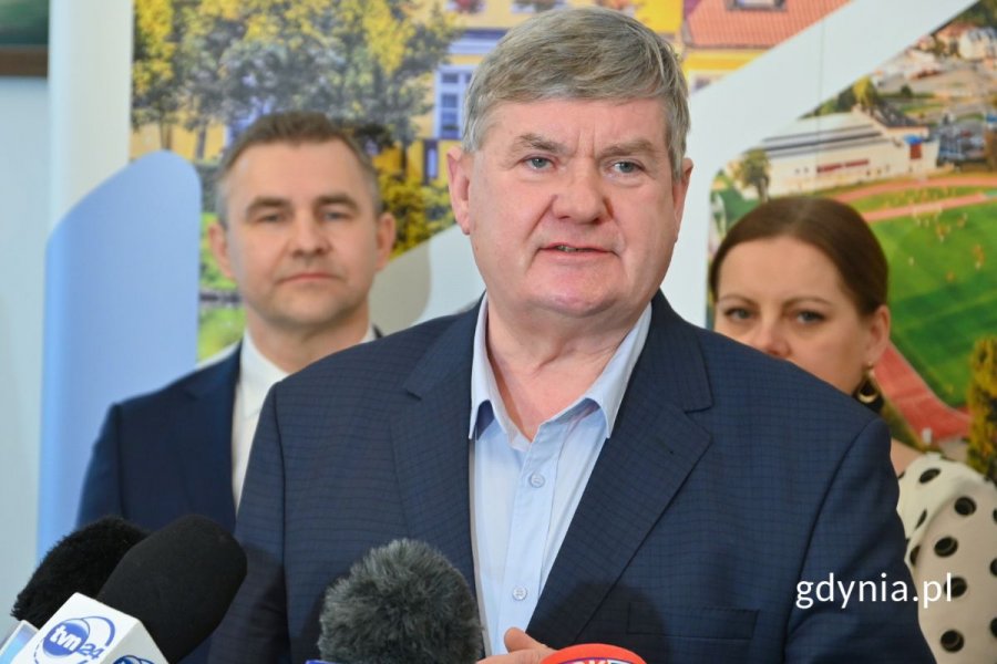 Kazimierz Plocke, poseł, członek Sejmowej Komisji Służb Specjalnych, stojący przed mikrofonami
