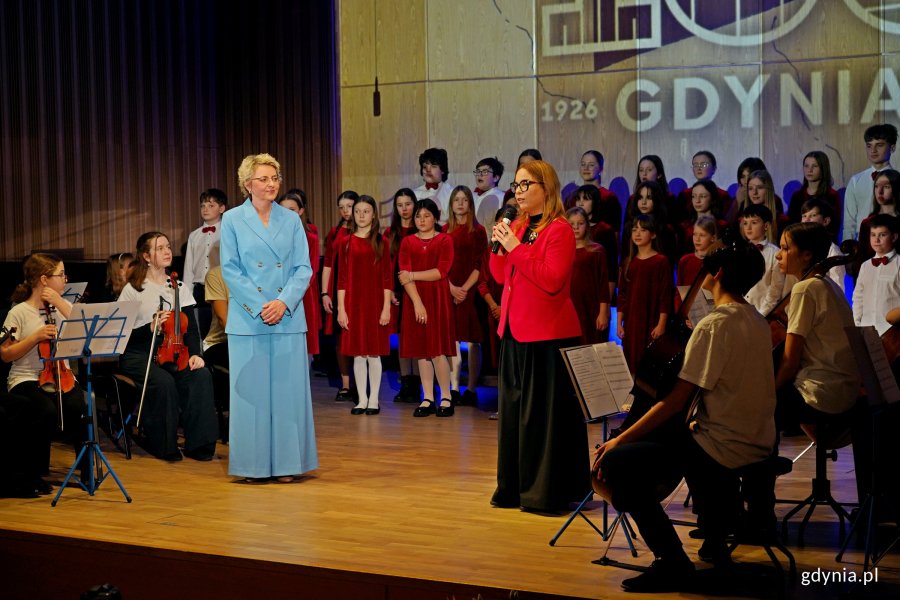 Joanna Rutkowska &ndash; dyrektorka szkoły oraz wiceprezydentka Gdyni Oktawia Gorzeńska podczas inauguracji koncertu z okazji stulecia miasta &bdquo;Muzyczny portret Gdyni&rdquo; 