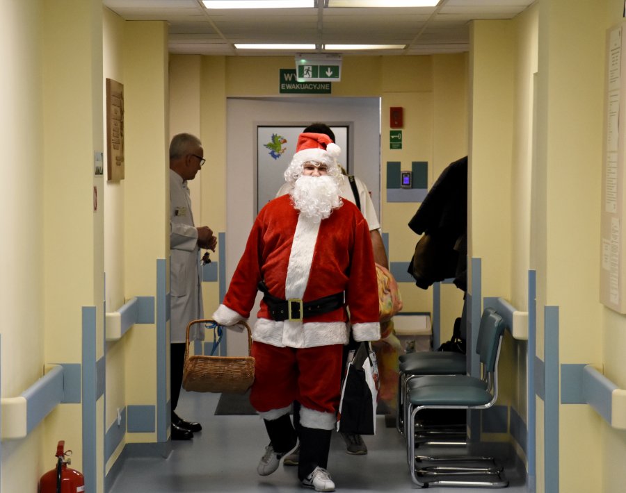 Świętym Mikołajem dla młodych pacjentów redłowskiego szpitala był w tym roku aktor Sebastian Stankiewicz, fot. Kamil Złoch