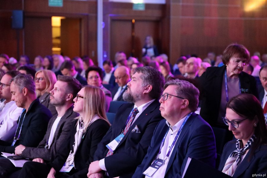 Na widowni siedzą m.in.: Tadeusz Szemiot, przewodniczący Rady Miasta Gdyni i poseł Tadeusz Aziewicz