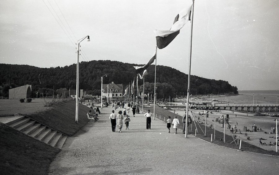 Fotografia z archiwum cyfrowego Muzeum Miasta Gdyni. Promenada nadmorska w Orłowie, 1938 // fot. Henryk Poddębski 