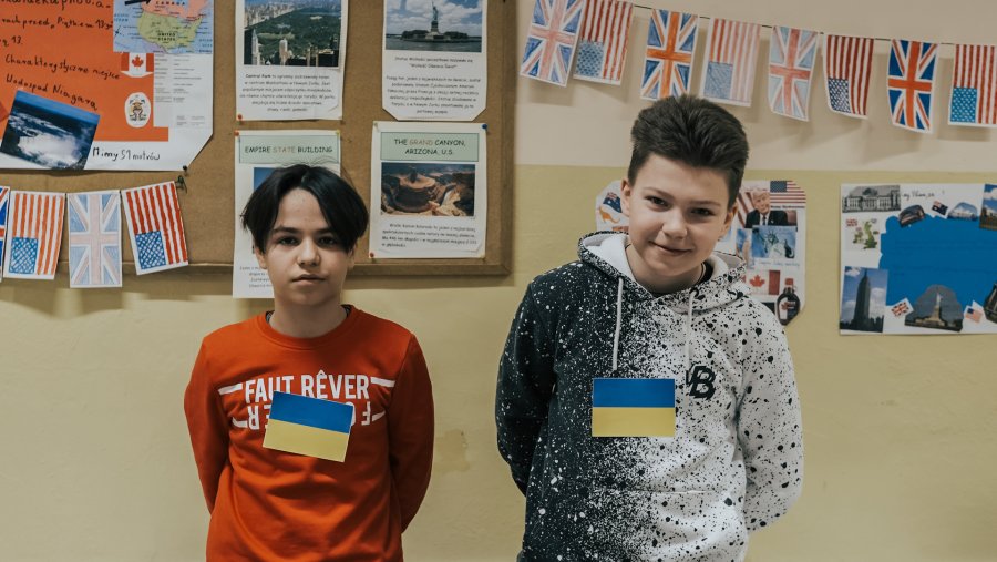 Dwóch chłopców z flagami ukraińskimi