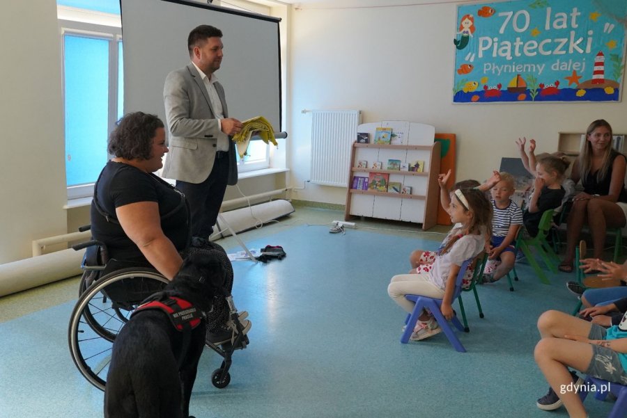 Dzieci aktywnie uczestniczyły w zajęciach. Na zdjęciu: Marta Czachor z Wydziału Dostępności i Maciej Zielonka, wiceprezydent Gdyni (fot. Magdalena Starnawska)