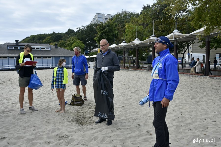 Uczestnicy akcji „Bałtycka Odyseja”, wraz z wiceprezydentem Gdyni Michałem Guciem, na gdyńskiej plaży // fot. Magdalena Czernek
