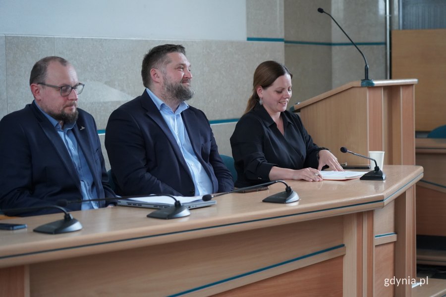 Prezydent Aleksandra Kosiorek zreferowała zasady podziału i przyznania dotacji; na zdjęciu od lewej Mariusz Bzdęga i Tadeusz Szemiot (fot. Karolina Szypelt)