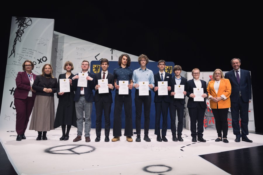 Wspólne zdjęcie stypendystów, marszałka województwa pomorskiego Mieczysława Struka, wiceprezydentki Gdyni Oktawii Gorzeńskiej