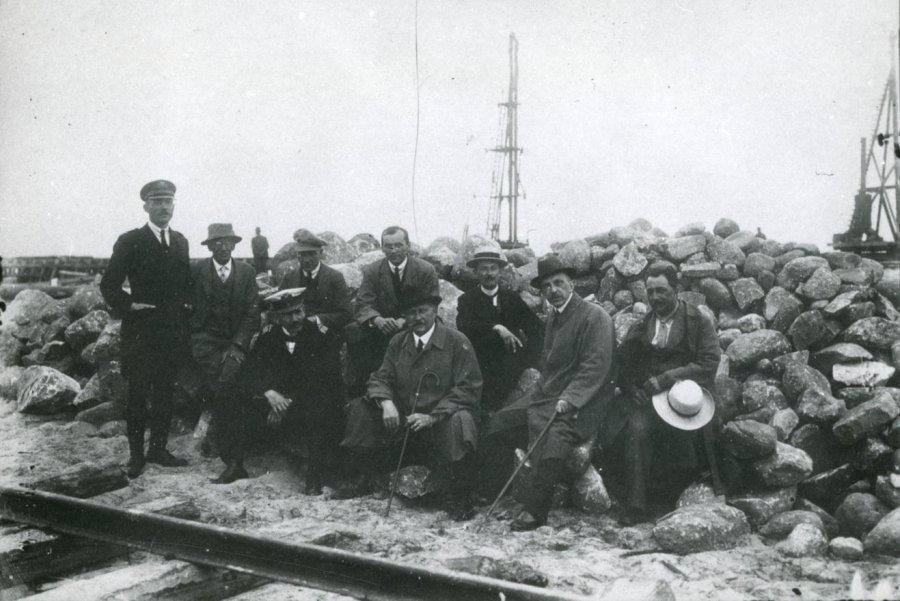 Budowany port podczas inspekcji - trzeci od prawej inż. Tadeusz Wenda, 1921 r.,  fot. ze zbior&oacute;w Muzeum Miasta Gdyni
