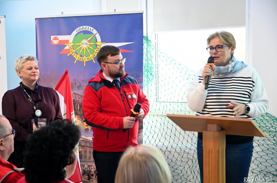 Na zdjęciu radna Teresa Bysewska m&oacute;wi m&oacute;wi do mikrofonu, obok Danuta Ślipy i Arkadiusz Zygmunt