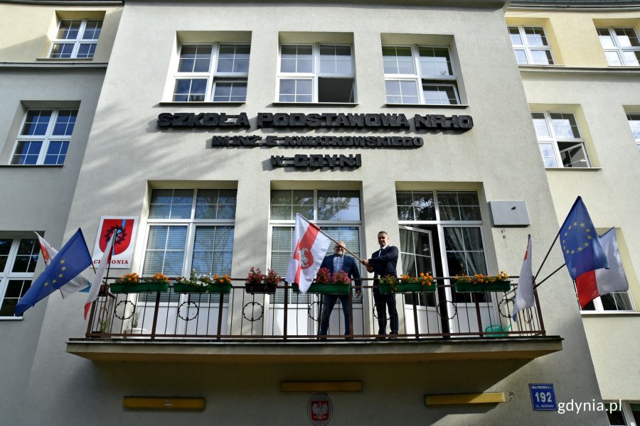 Wieszanie flagi Białorusi na budynku Szkoły Podstawowej nr 10 w Gdyni // fot. Magdalena Czernek