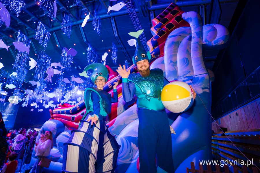 Para artyst&oacute;w na szczudłach