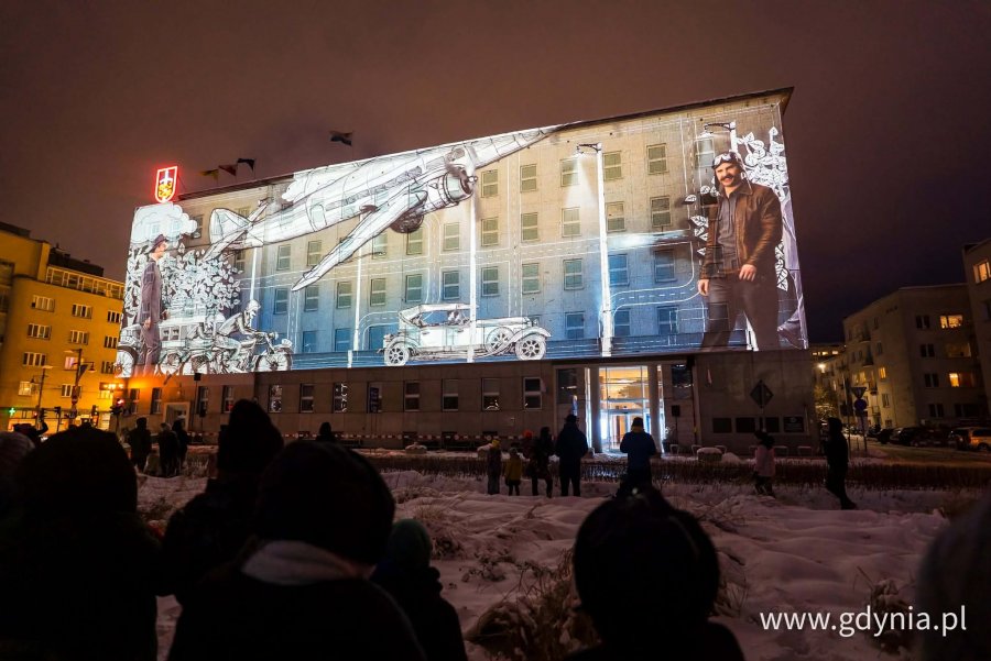 Mapping 3D na fasadzie Urzędu Miasta Gdyni - &bdquo;Zaczęło się od morza. Baśniowa opowieść o Gdyni&rdquo; (fot. Paweł Budziński)