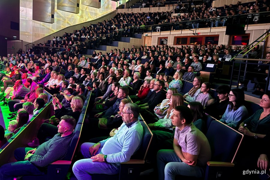 Koncert „Sekrety Zimowego Wiatru” w wykonaniu młodzieży z gdyńskiego MDK-u na scenie Teatru Muzycznego w Gdyni (fot. Katarzyna Balcerzak)