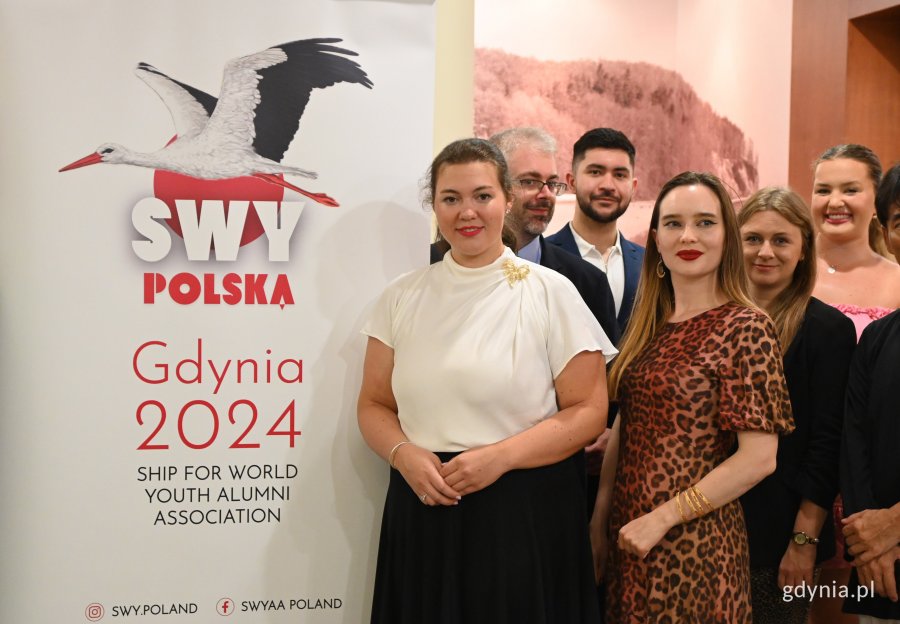na zdjęciu uśmiechnięci ludzie
