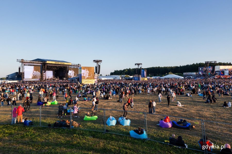 Uczestnicy Open'era na terenie miasteczka festiwalowego 