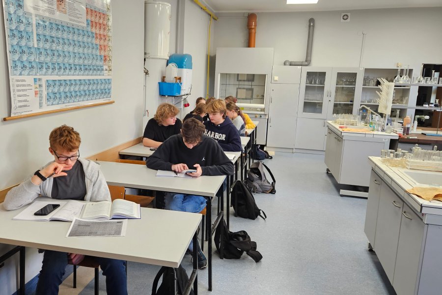 Pracownia chemiczna Justyny Raulin w III LO w Gdynia, na zdjęciu uczniowie podczas zajęć koła chemicznego (mat. arch. III LO)