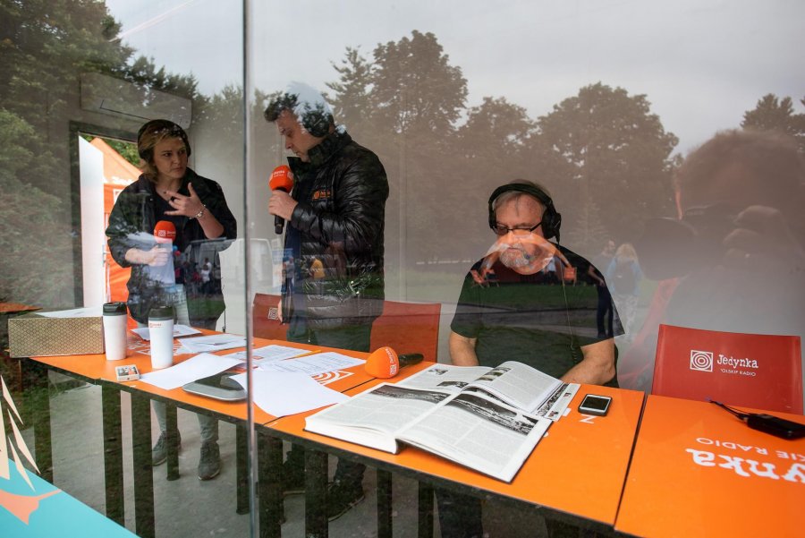 Plenerowe studia Polskiego Radia nadają z Gdyni przed „Lato z Radiem Festiwal”, fot. Dawid Linkowski