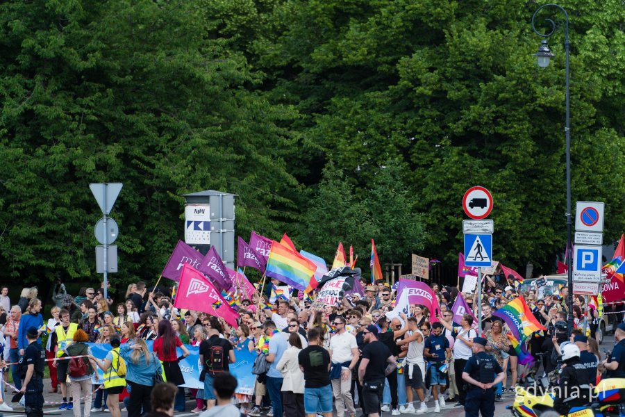 Uczestnicy 11. Tr&oacute;jmiejskiego Marszu R&oacute;wności idący ulicą 