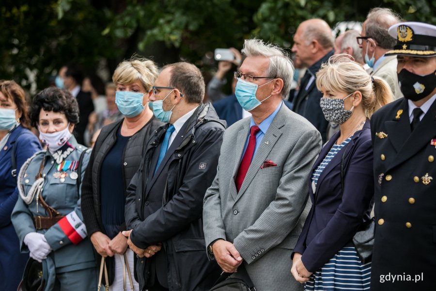 W uroczystości wzięli udział m.in. (od lewej): radna Elżbieta Raczyńska, Andrzej Bień - wiceprzewodniczący Rady Miasta Gdyni, radny miasta Zenon Roda, dyrektorka Centrum Aktywności Seniora w Gdyni - Bożena Zglińska oraz Tomasz Szubrycht - rektor Akademii Marynarki Wojennej w Gdyni // fot. Karol Stańczak