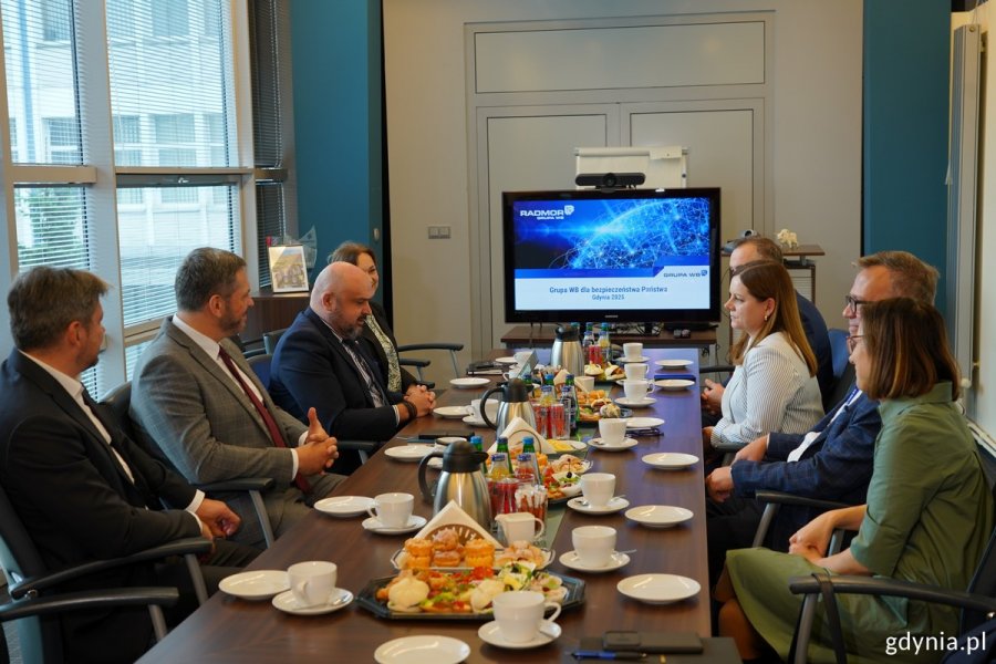 Na spotkaniu w Radmorze byli m.in.: prezydent Aleksandra Kosiorek, wiceprezydent Tomasz Augustyniak, prezes zarządu Radmor SA Bartłomiej Zając, wiceprezes zarządu Radmor SA Gracjan Jakubowski, prezes Pracodawców Pomorza i przewodniczący Gdyńskiej Rady Dialogu Gospodarczego Tomasz Limon oraz Justyna Patyk, zastępca naczelnika Wydział Polityki Gospodarczej UMG 