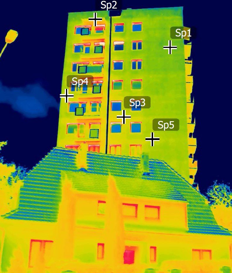 Przykładowe zdjęcie termowizji, które wskazuje kolorem na miejsca, w których następuje ubytek ciepła.