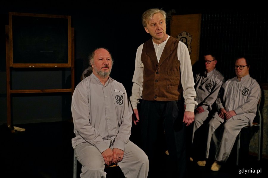 Zdjęcie ze spektaklu &bdquo;Instytut Pana B.&rdquo; Teatru Biuro Rzeczy Osobistych w reżyserii Zbigniewa Biegajły