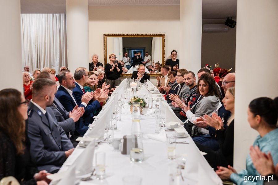 Uczestnicy spotkania bożonarodzeniowego dla seniorów Fundacji Adaptacja