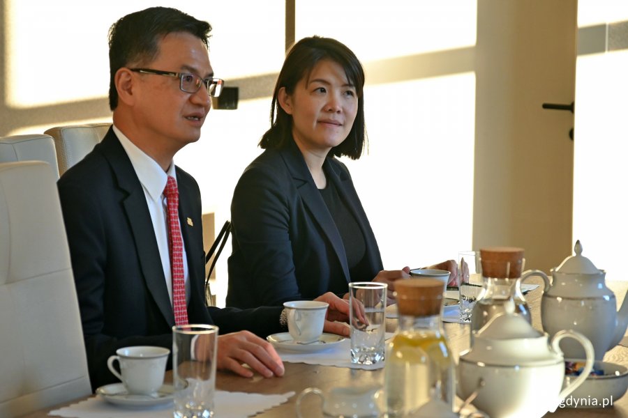Jeff Y. J. Liu –  dyrektor Biura Przedstawicielstwa Tajpej w Polsce i Katie Kai-ti Lin – trzecia sekretarz Biura Przedstawicielstwa Tajpej w Polsce podczas spotkania w Urzędzie Miasta Gdyni 