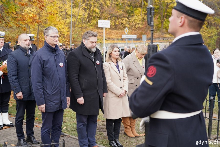 Kwiaty pod pomnikiem składają m.in.: wiceprezydent Gdyni Rafał Geremek, przewodniczący Rady Miasta Gdyni Tadeusz Szemiot oraz radne miasta: Monika Strzałkowska, Teresa Bysewska i Beata Zastawna