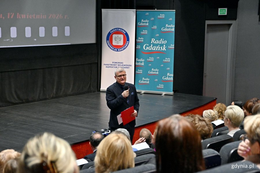 dr Paweł Grzesiowski, gł&oacute;wny inspektor sanitarny, podczas gali finałowej Pomorskiego Festiwalu Kr&oacute;tkich Film&oacute;w o HIV