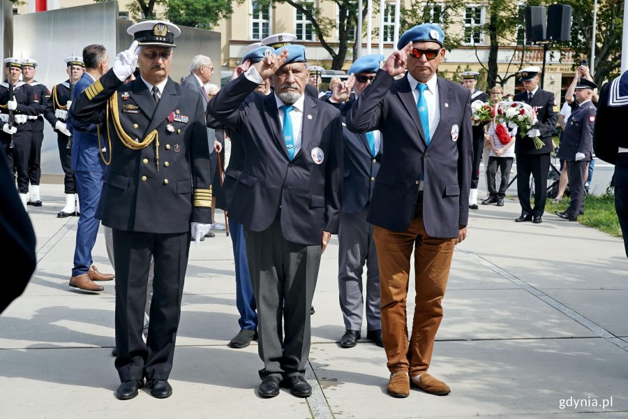 Przedstawiciele Stowarzyszenia Kombatant&oacute;w Misji Pokojowych ONZ składający kwiaty podczas uroczystości z okazji 82. rocznicy wybuchu powstania warszawskiego 