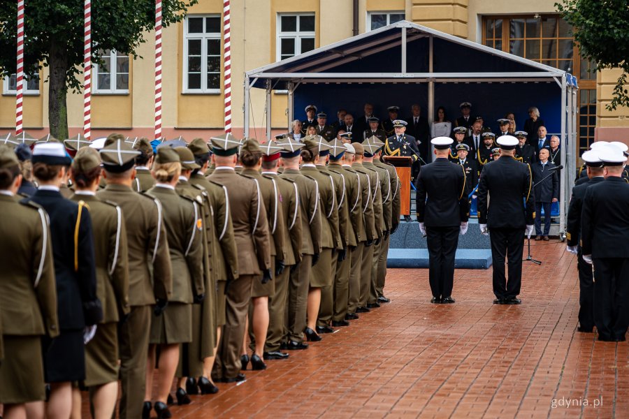 Uroczystość promocji na stopnie oficerskie dla absolwentów kursów oficerskich na Akademii Marynarki Wojennej w Gdyni (fot. Kamil Złoch)