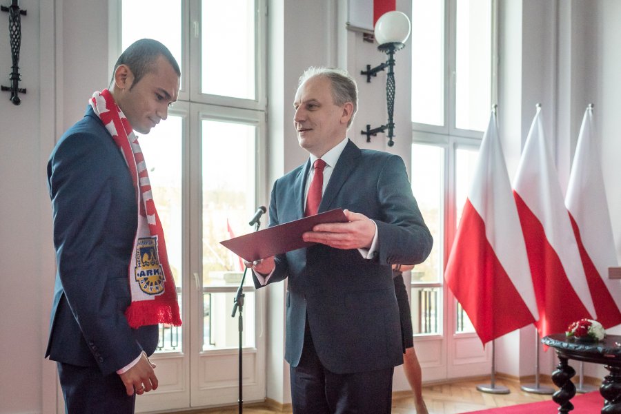 Marcus da Silva - został dzisiaj oficjalnie Polakiem. Na zdjęciu z wojewodą pomorskim Dariuszem Drelichem fot. Dawid Linkowski