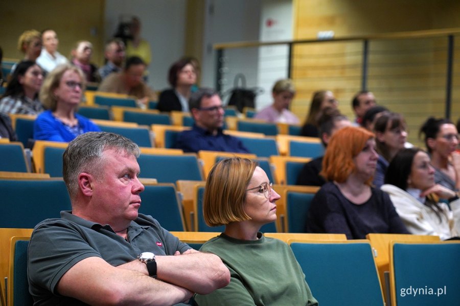 na zdjęciu scena z wykład, na sali osoby dorosłe