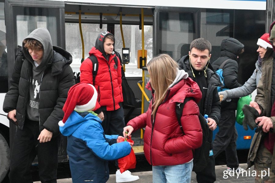 Pasażerowie przed autobusem 