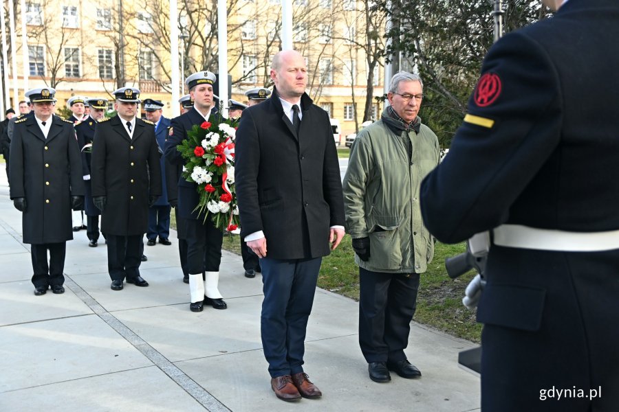 Delegacja gdyńskich samorządowców składa kwiaty przed pomnikiem Armii Krajowej. Od lewej: Bartosz Bartoszewicz - wiceprezydent Gdyni ds. jakości życia oraz radny Zenon Roda. Za nimi delegacja przedstawicieli Marynarki Wojennej // fot. Magdalena Czernek