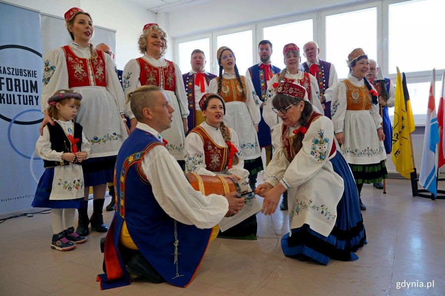 Zesp&oacute;ł Pieśni i Tańca &bdquo;Gdynia&rdquo; podczas występu na spotkaniu członk&oacute;w gdyńskiego oddziału&nbsp;Zrzeszenia Kaszubsko-Pomorskiego 