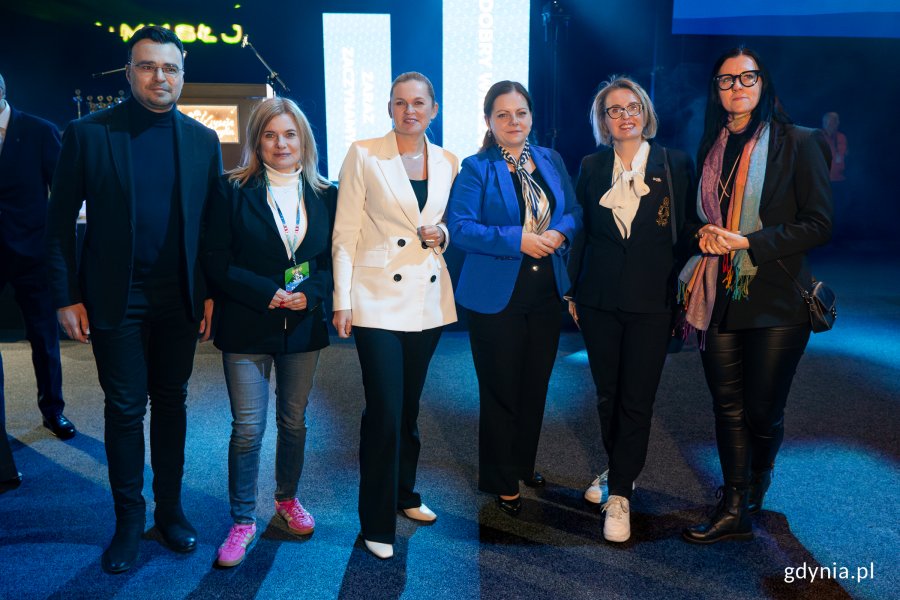 Na zdjęciu od lewej: wiceminister kultury i dziedzictwa narodowego Maciej Wróbel, posłanka Dorota Łoboda, ministra edukacji Barbara Nowacka, prezydent Gdyni Aleksandra Kosiorek, radna Gdyni Agnieszka Tokarska, radna Gdańska Sylwia Cisoń (fot. Natalia Kawalerowicz)